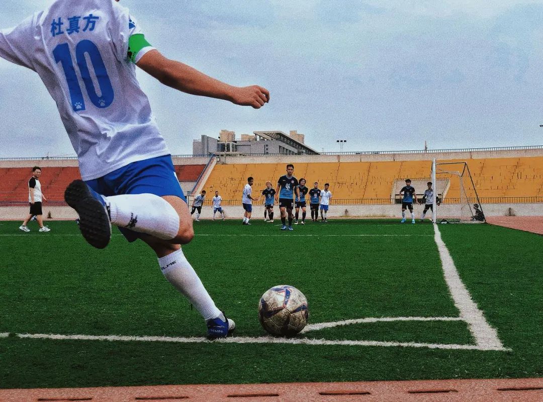 足球少年丨西安外国语大学杜真方：往前走，朝着光