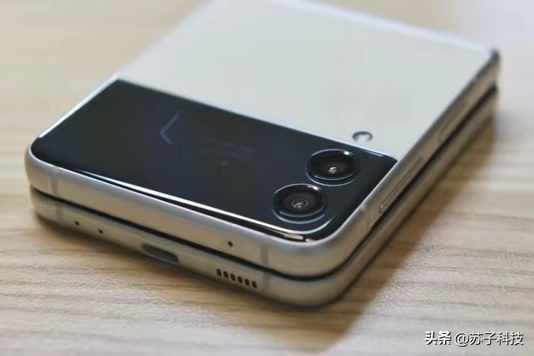 三星折叠屏3000-4000元,三星折叠屏各方面都不如苹果吗