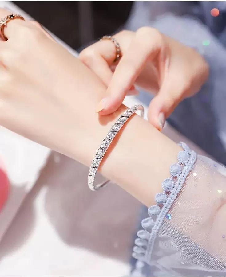 银手镯怎么戴黑了,为啥银手镯越戴越黑