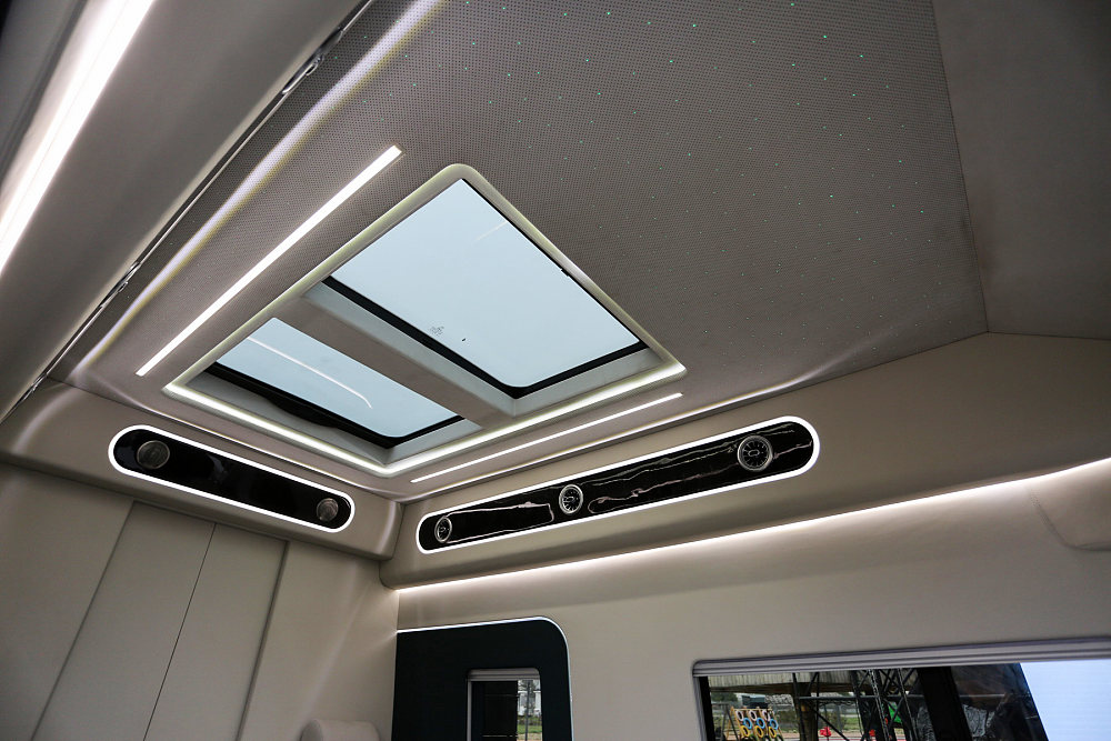 2.5米高上汽大通纯电科技智能房车,自行式房车上汽大通原厂房车实拍