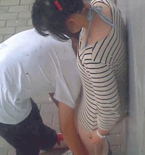 惊爆！街头不雅照走红网友疯狂围观，猜测达高潮