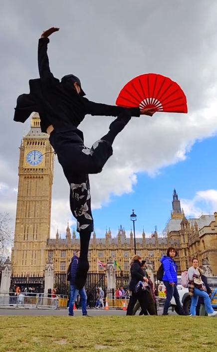 “蜻蜓水上漂”轻功重出江湖了？重庆小伙吸粉百万，老外又懵了