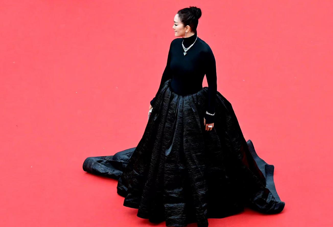 巩俐走红毯享受清场待遇!穿黑礼服像女王登基超牛,被戛纳宠上天