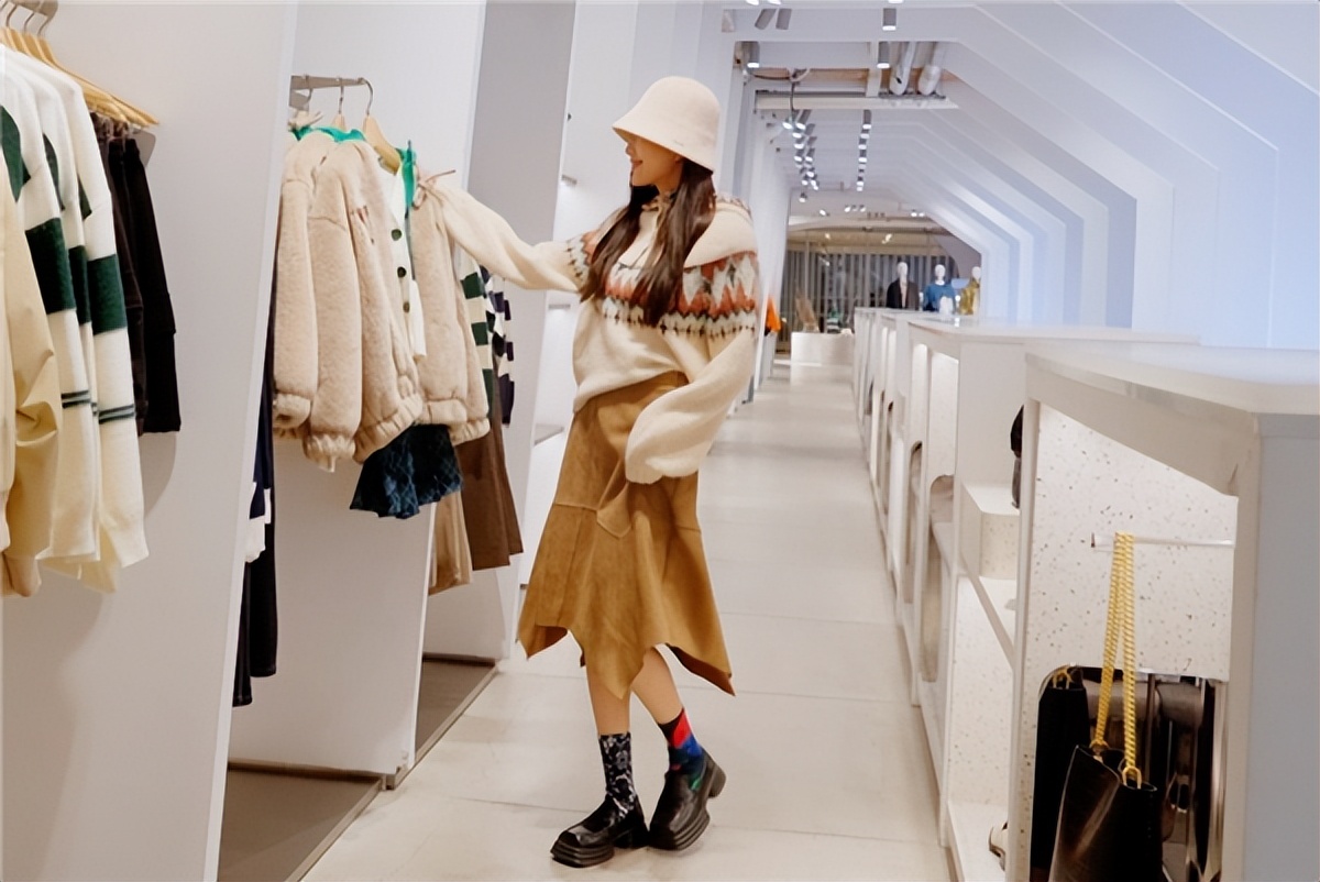 URBANREVIVO（UR）演绎绿色生机，见证可持续时尚