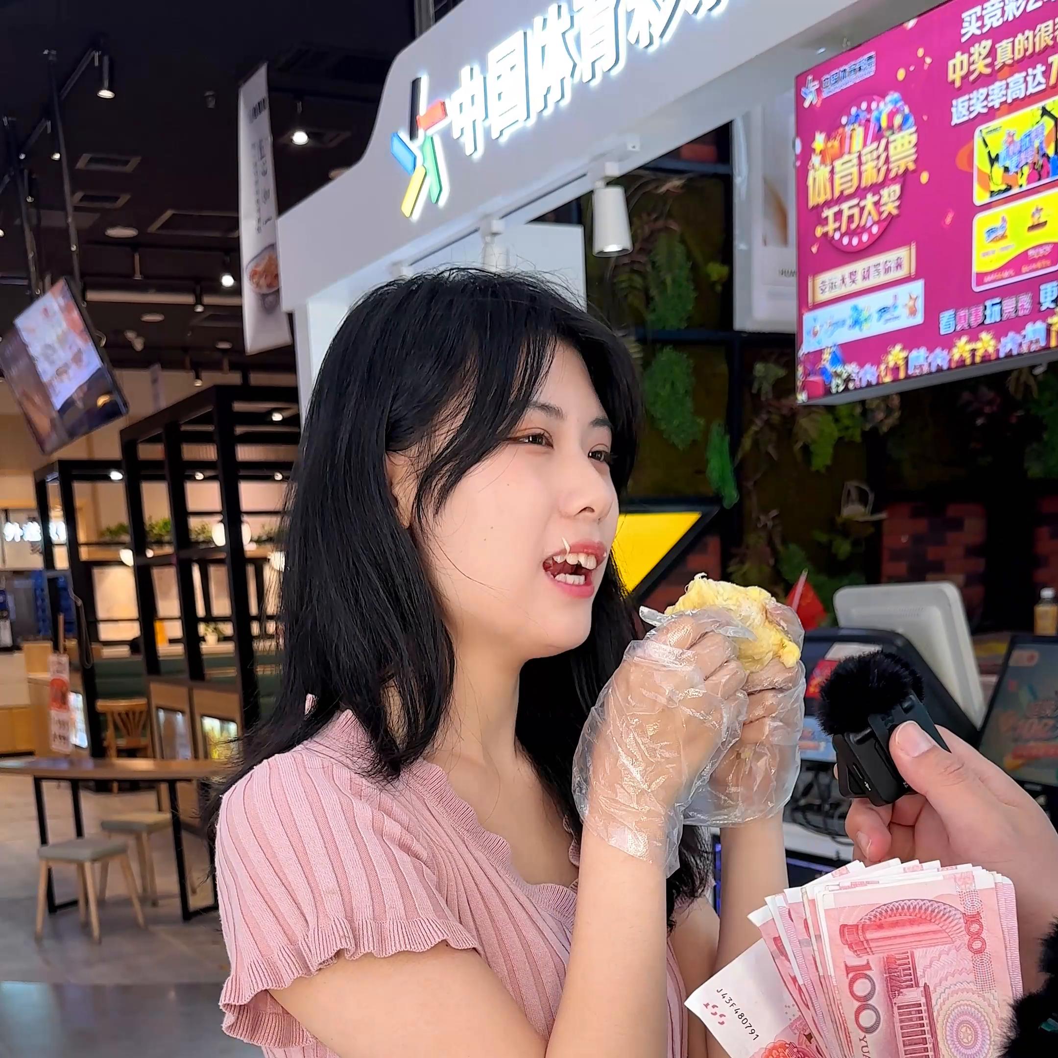 漂亮小姐姐吃榴莲雪糕,冻榴莲烤榴莲测评