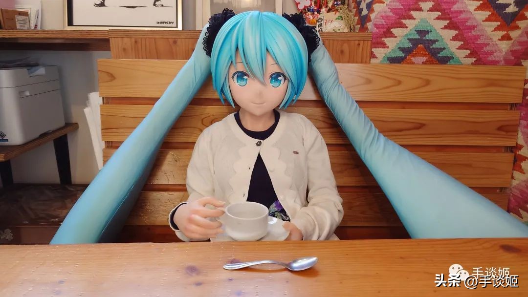 给初音未来递东西,初音未来和宅男结婚了吗