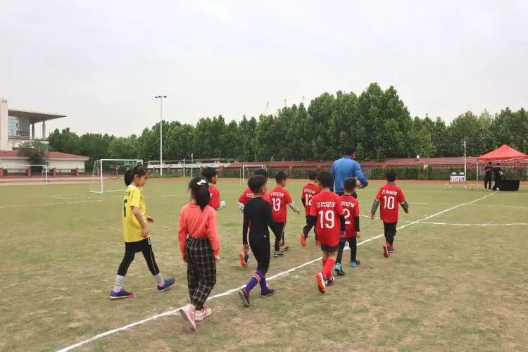 足球点燃梦想激情挥洒青春,小学校长杯足球赛的精彩瞬间