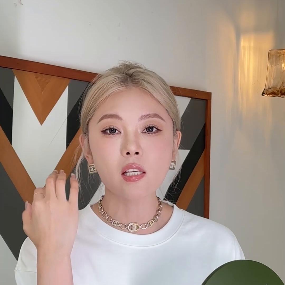 化妆一定要用带光的镜子吗,化妆时用的小镜子