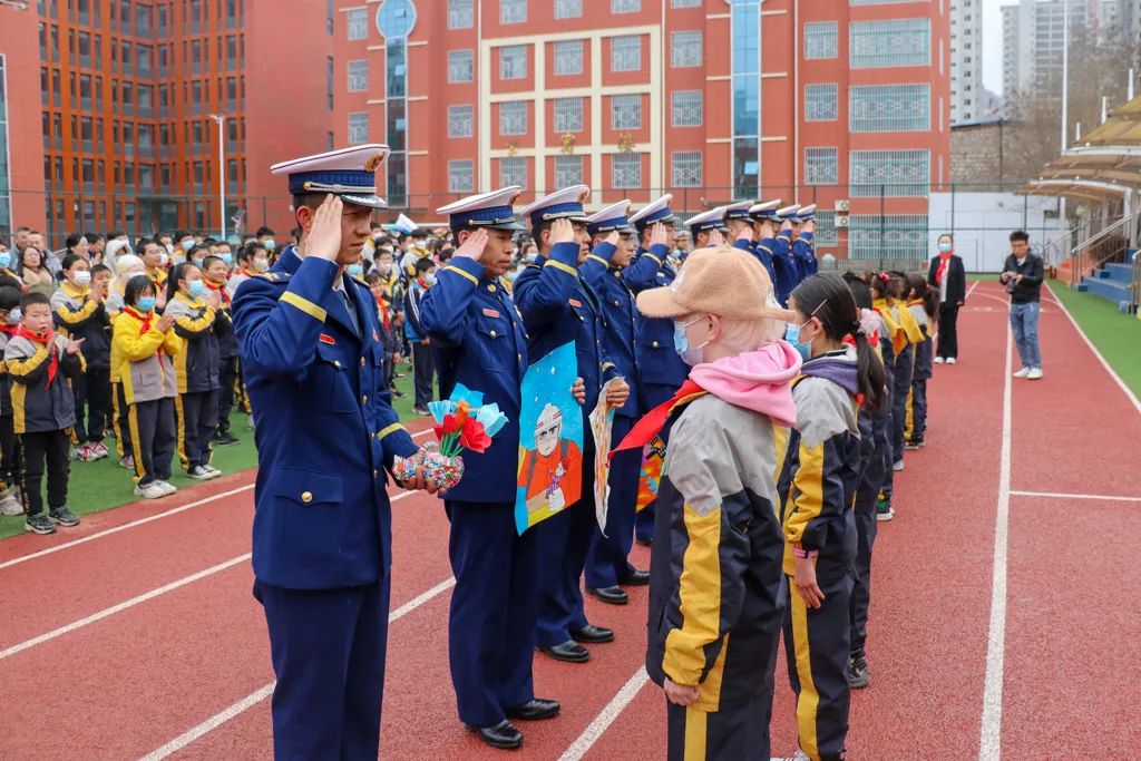 学习贯彻二十大蓝焰青年志愿行系列报道——支队联合市特教学校开展“火焰蓝”牵手“红领巾”一起学雷锋活动