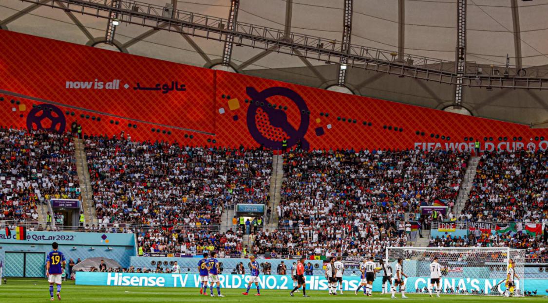 日本队全员冲入场内如同夺冠，日媒滑跪庆祝：史诗级巨人杀