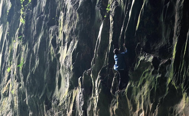 贵州背尸人以背尸为生,贵州背尸人徒手攀爬悬崖