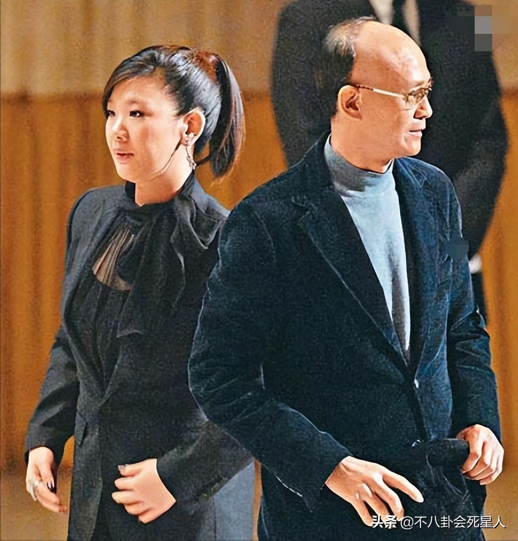 男人味也能“造假”？眉毛稀疏、画腹肌、贴鬓角，张艺兴差距最大