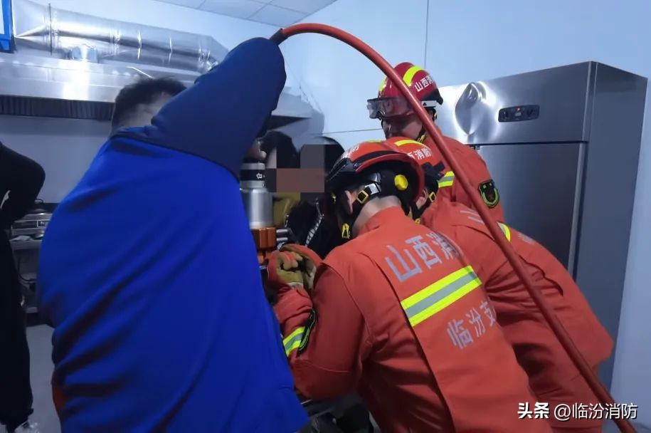 手“卡”进压面机，疼……