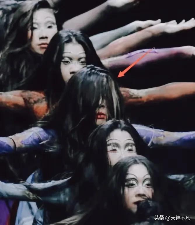 杨丽萍又惹争议，女演员摸*体下**，风格越来越诡异，网友直呼看不懂