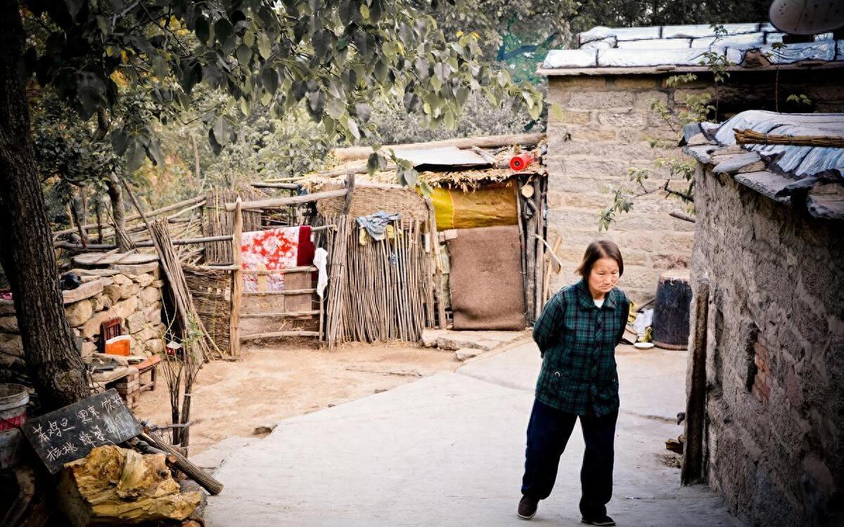 我27岁刚结婚老公不在家,半夜农村公公进到我的房间,帮了我一把