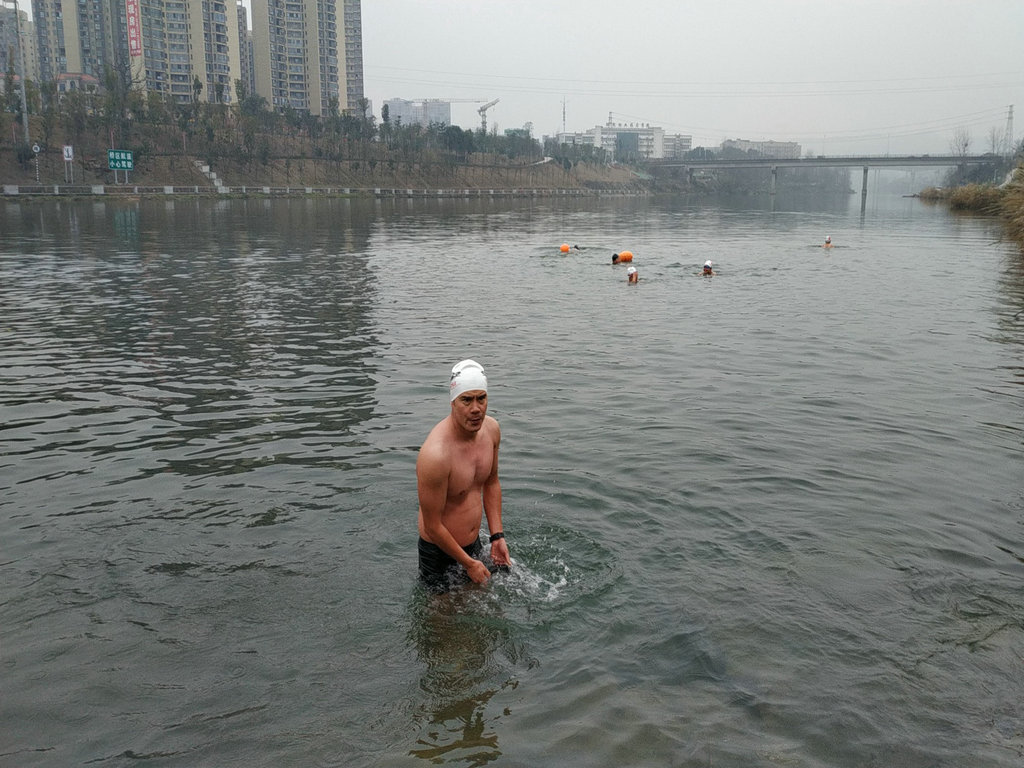 湘西欢乐冬泳人——向怀化水上部落“碉堡村”致敬