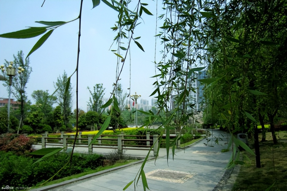 重德博学尚美笃行,重德博学勤勉尚美