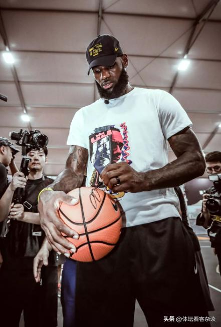 撕开篮球皇帝詹姆斯的真面目，他到底是个怎么样的人？