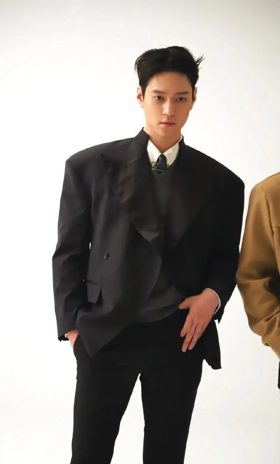 现在流行宽肩,韩国流行宽肩