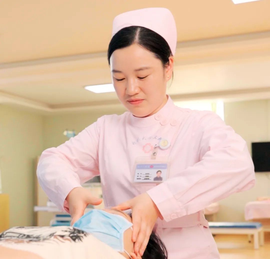 中医之光照亮健康——听苏弯弯讲述中医护理专科护士的日常