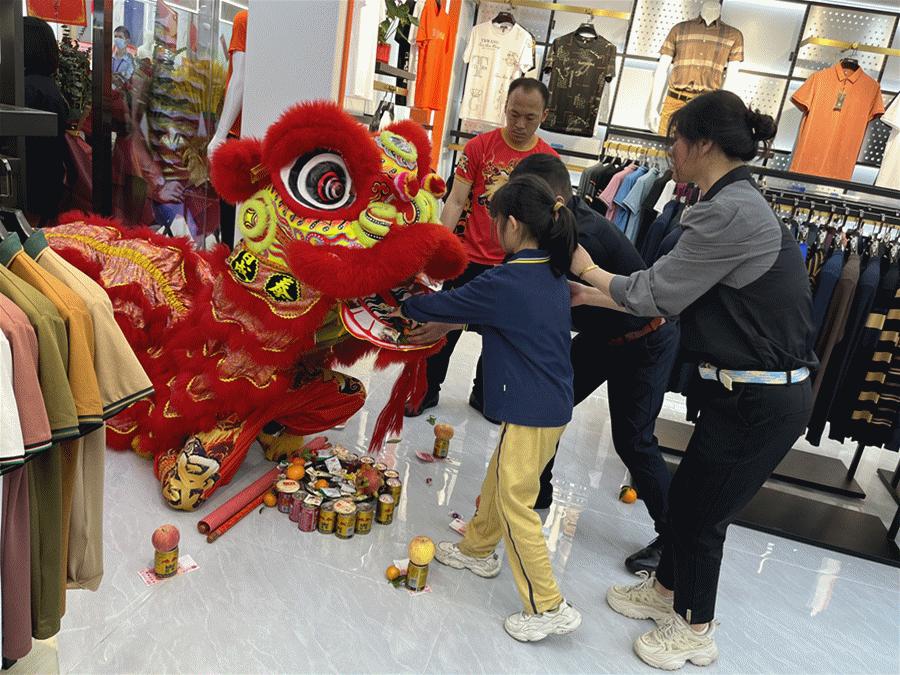 吉狮献瑞闹新春，益民服装城鸿运开工祈丰年