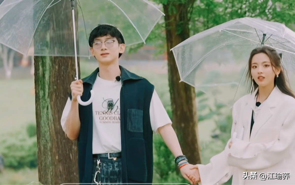 白敬亭宋轶出席活动大秀恩爱,白敬亭宋轶情侣俩人会甜蜜的合唱