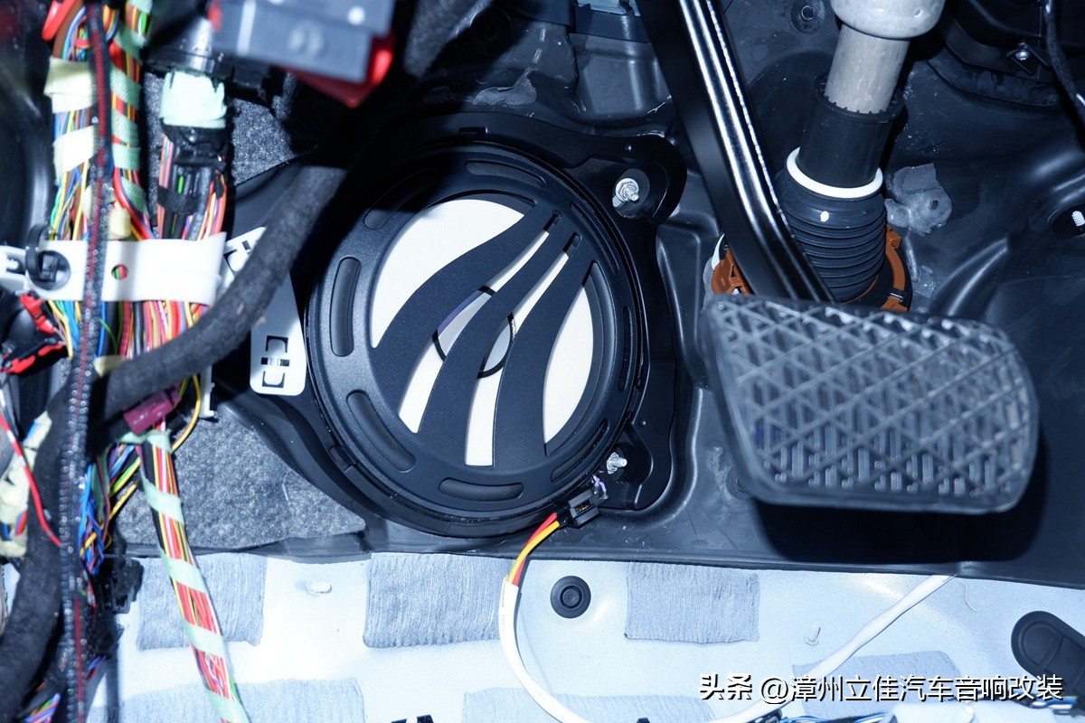 奔驰glc260原车功放,17款奔驰glc260音响升级原车功放