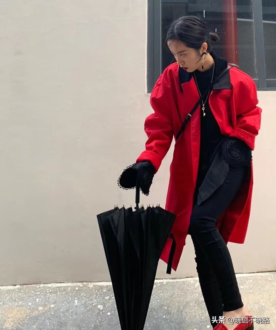 米白色风衣搭配黑色半筒靴子,风衣怎么搭配靴子好看