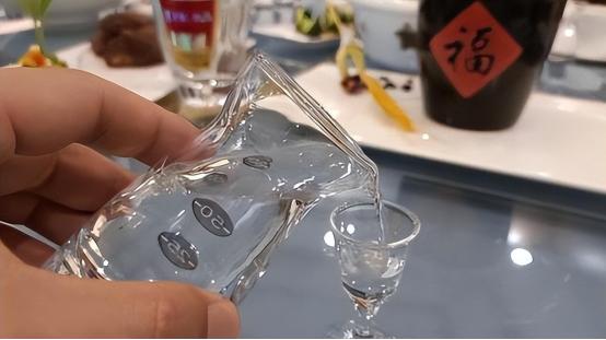 街上的烟酒超市到底靠什么赚钱,街边的烟酒店是靠什么生存