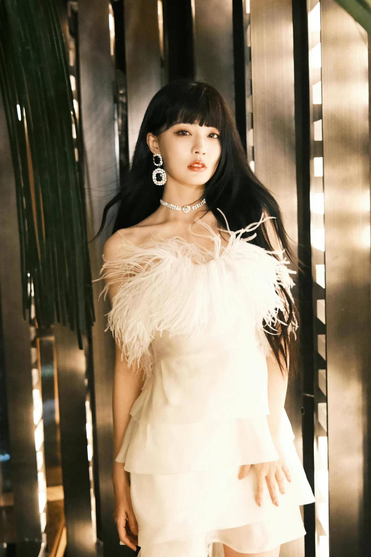 徐璐红毯吊带黑长裙造型,徐璐一袭长裙惊艳十足