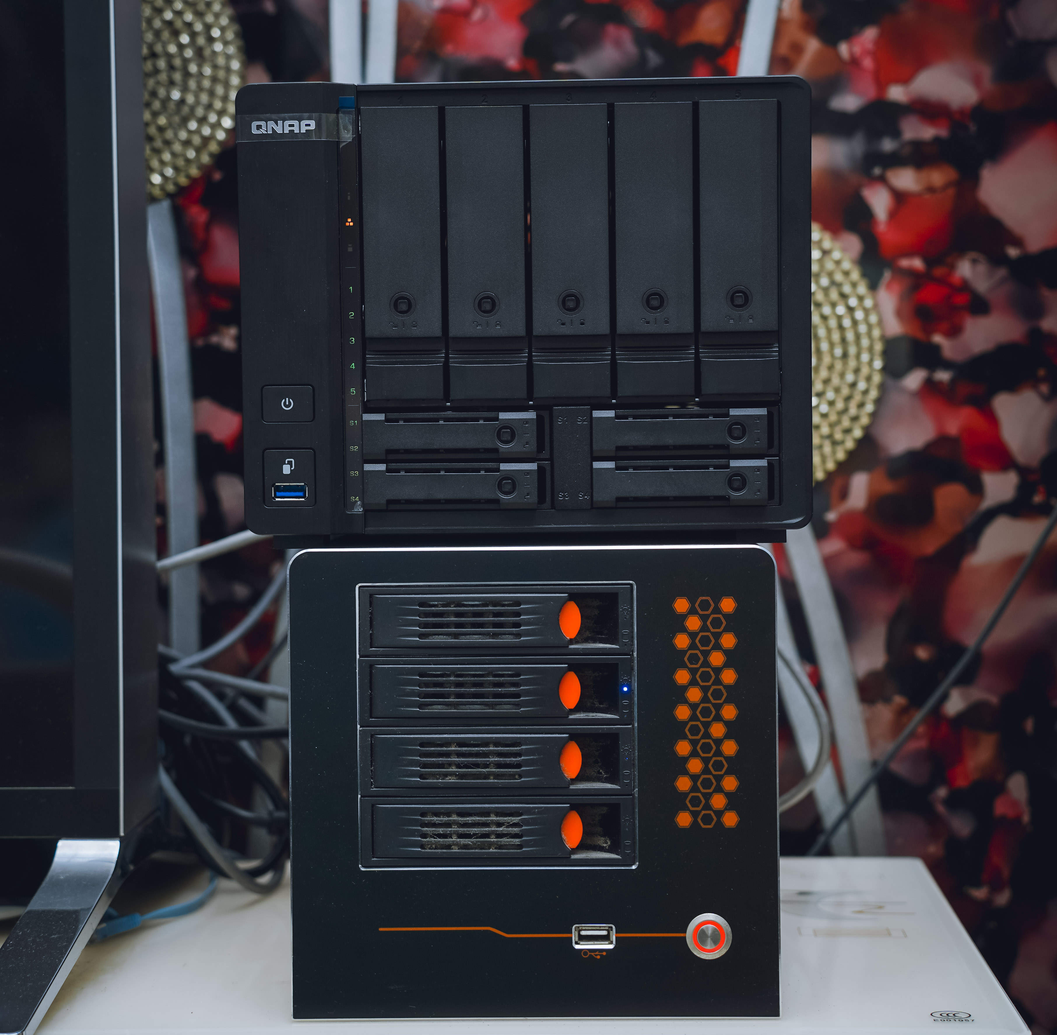 历史低价买到九盘位万兆NAS机皇：威联通TS-H973AX