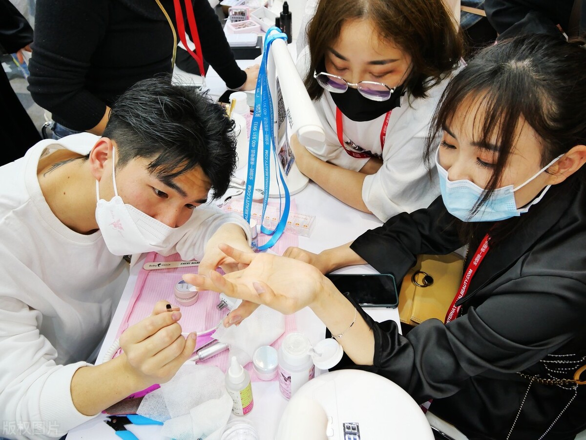 做美甲师的一个月工资多少,美甲师日常收入状况