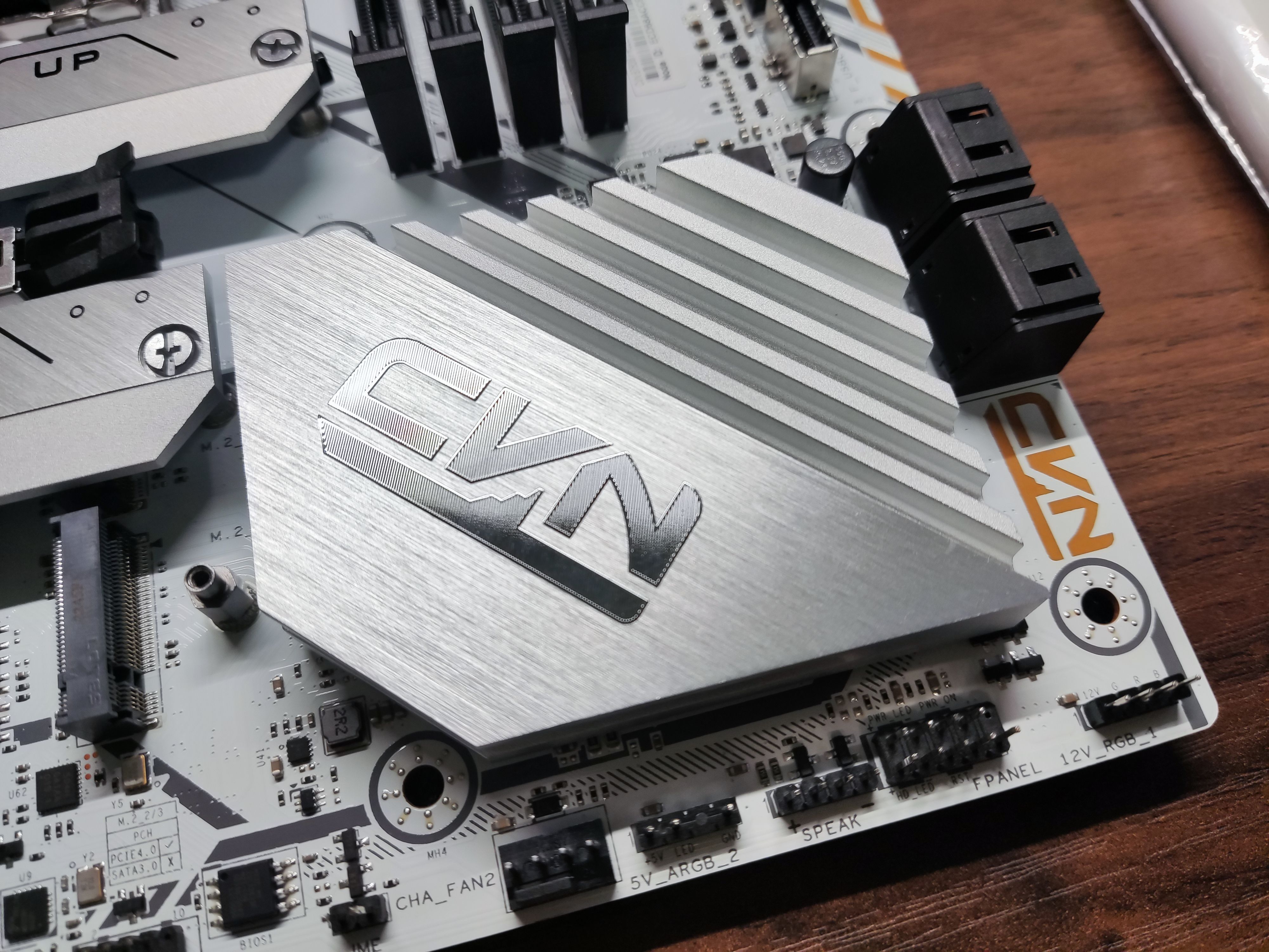 新年新气象：冬日漫漫，我给自己装了台纯白色的新电脑