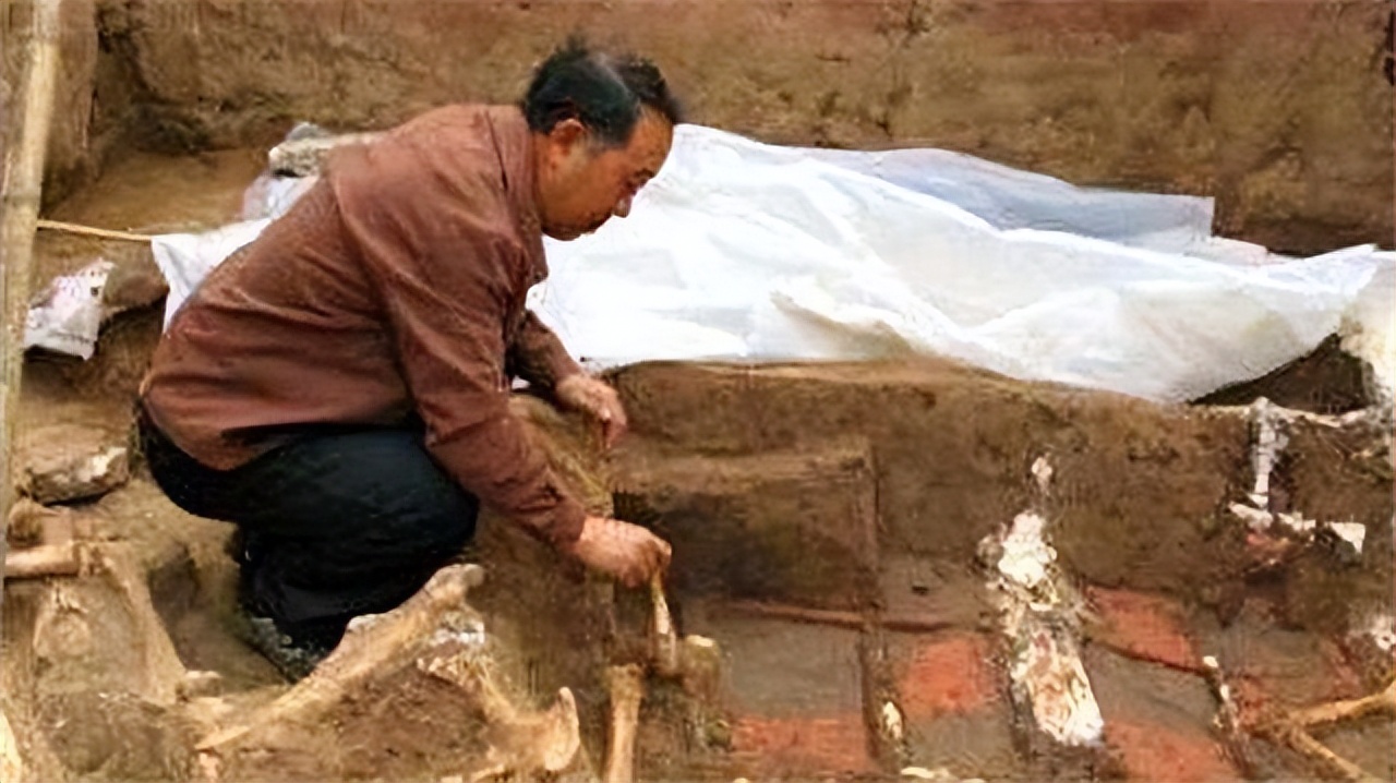 考古挖出古墓的尸体,西安考古发掘古墓现场图片