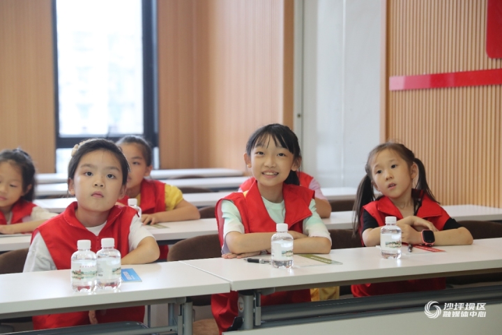 “沉浸式”看沙坪坝,红岩小记者研学行有趣又好玩