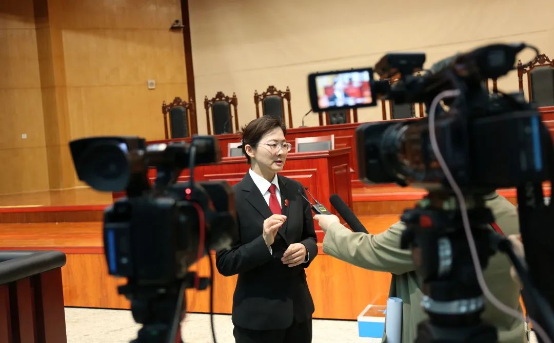 *载下**13000份简历出售，这样的同事可真“刑”！