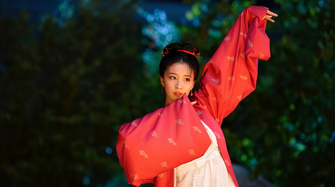 王楚然清平乐张贵妃下线片段,王楚然清平乐张贵妃雨中跳舞