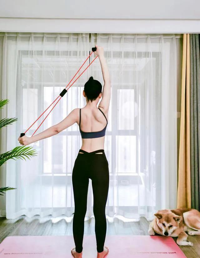 8字拉力器女生使用方法,弹簧拉力器正确使用方法视频