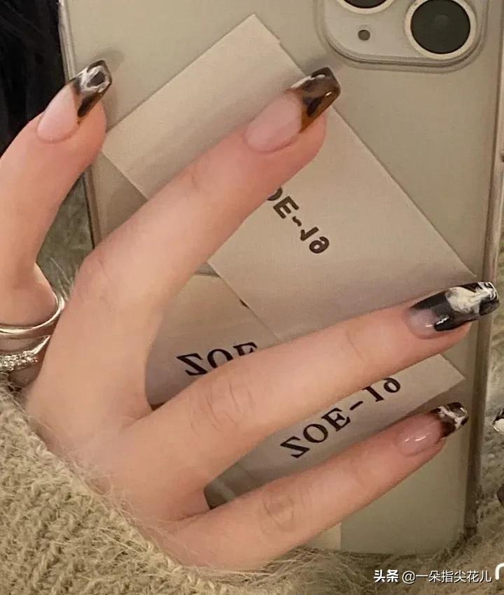 10种超简单的美甲做法,新年美甲款式2022中长款法式红