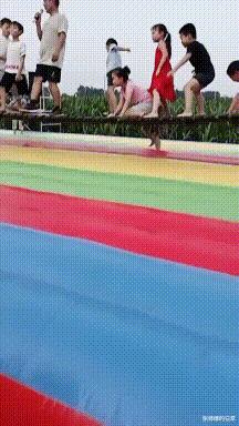 “你以为女生睡觉都是靠着男票？为你解锁更多姿势！”