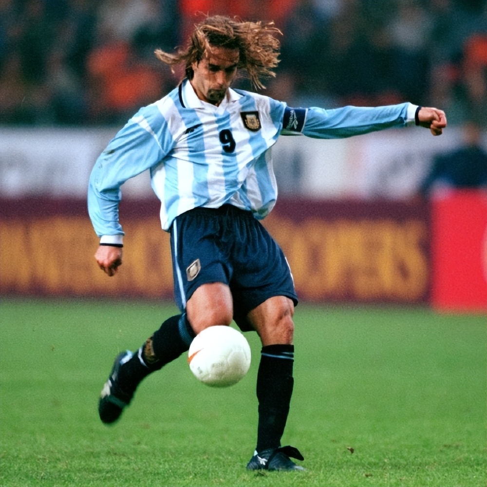 巴蒂斯图塔射门和普通射门区别,一代战神巴蒂斯图塔点球