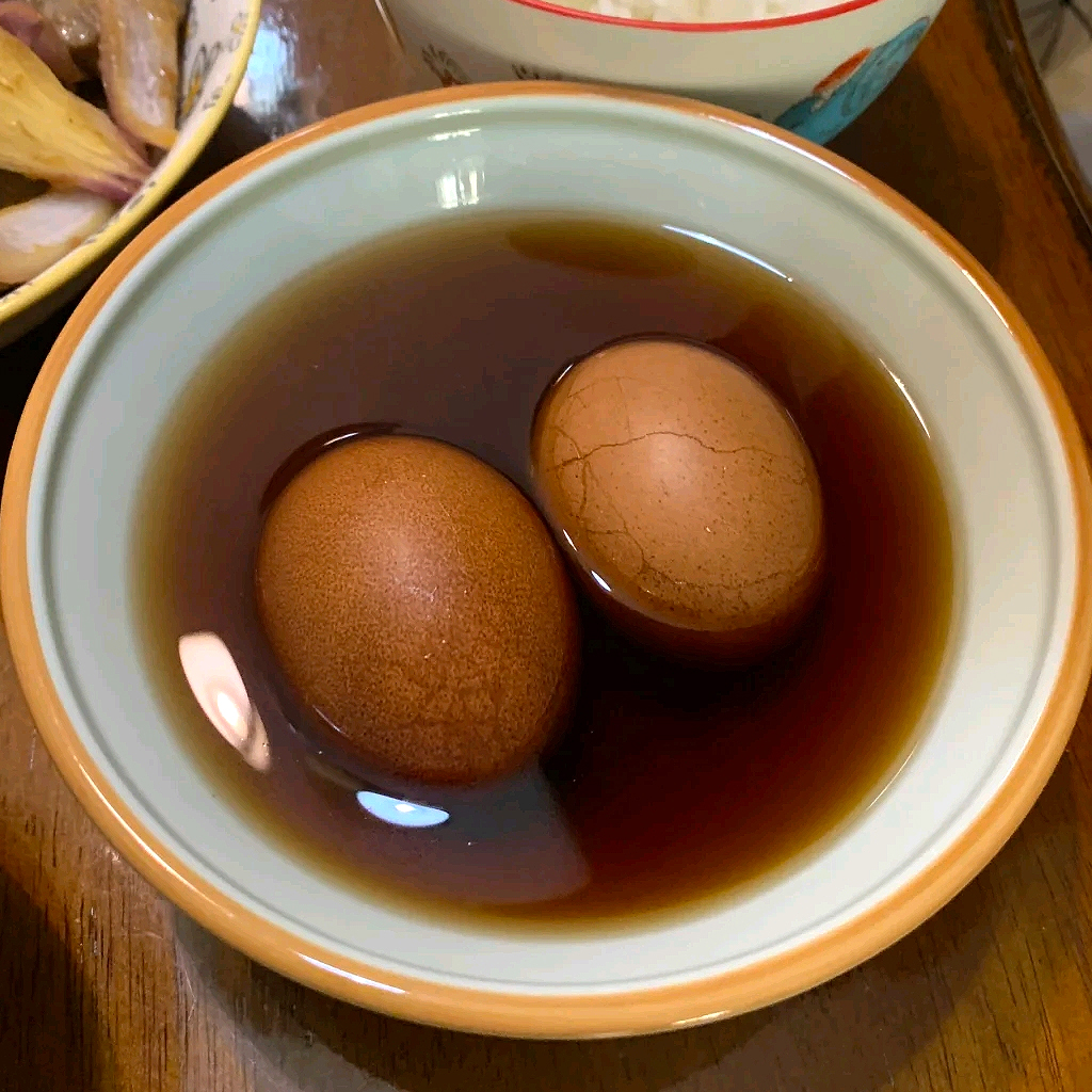 每天2个核桃跟2个鸡蛋哪个更营养,秋天核桃煮鸡蛋有什么功效