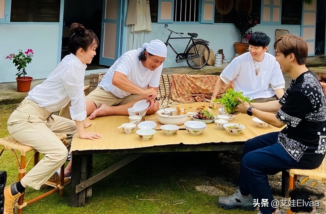 范文芳母子逛足球场,穿亲子装手拉手像情侣,8岁儿子五官像学霸