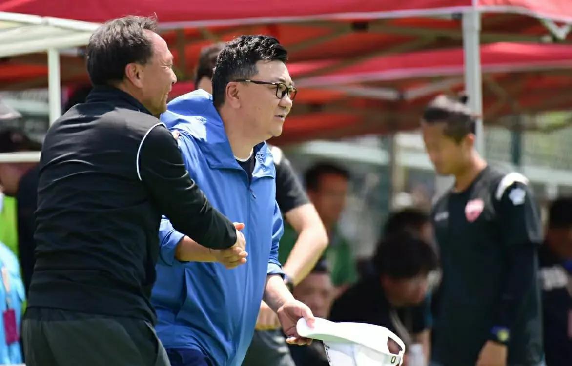 涓秴鍙堜竴澶х墝澶栨彺,涓秴鍙堜竴澶х墝澶栨彺涓诲姩鎻愬嚭绂婚槦