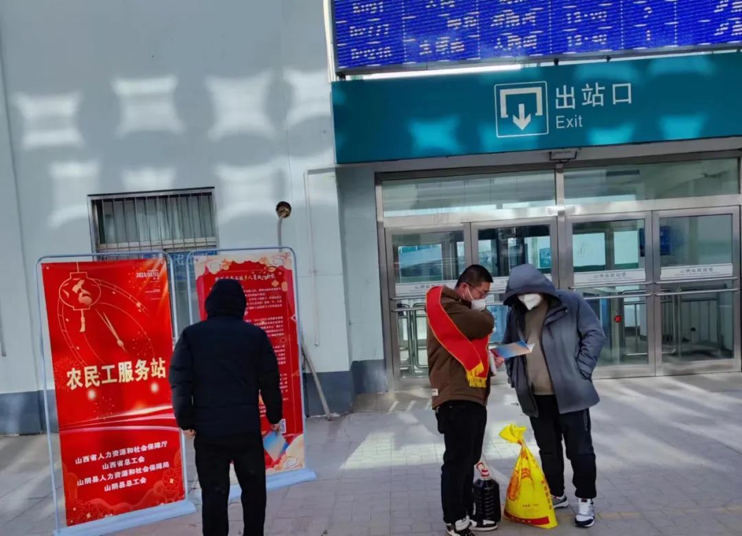 年关送农民工礼包,市人社局到村慰问农民工