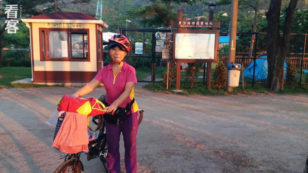 65岁阿姨离婚后骑行世界视频,65岁阿姨离婚后骑自行车游世界