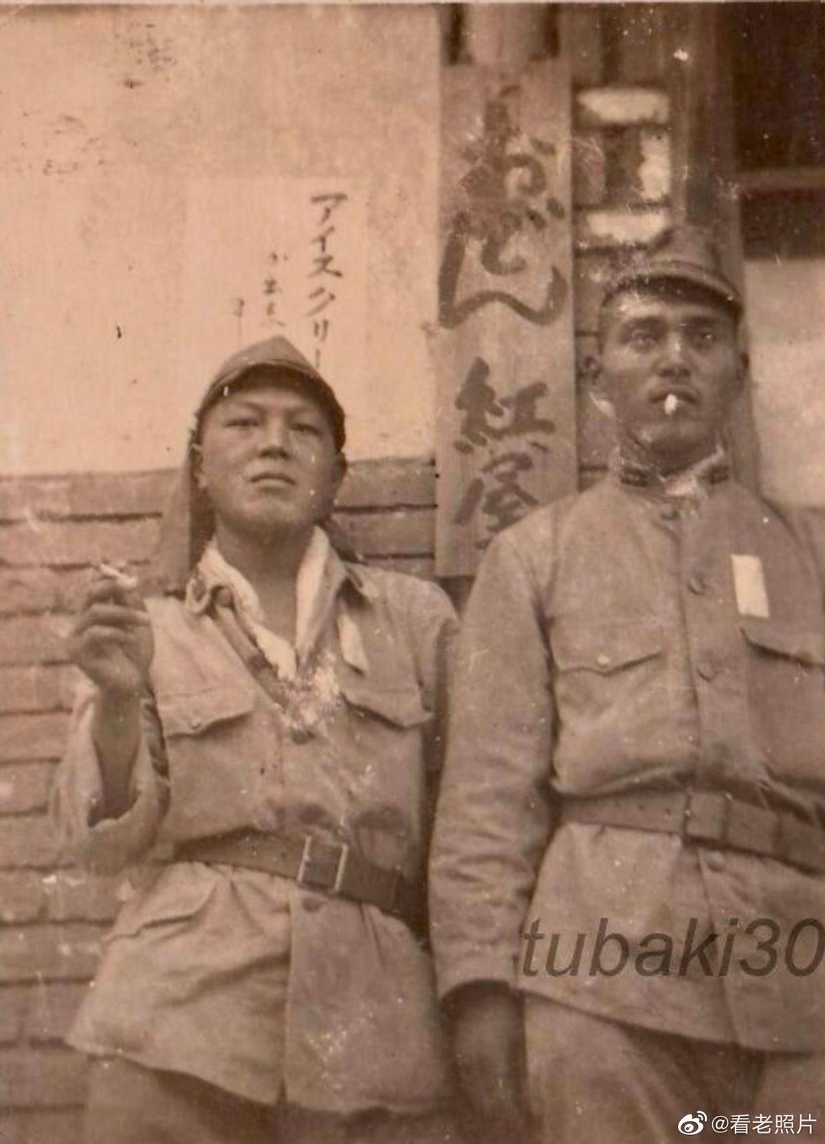 卑鄙龌龊老照片：*楼青**女子妖娆多姿，妇女露胸喂奶被孩子撕扯衣服