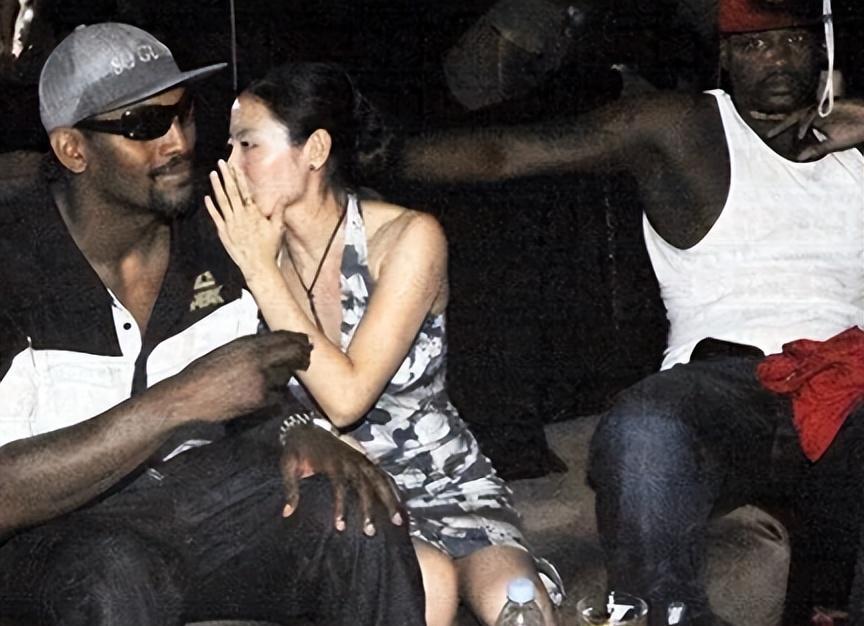 中国女歌手爱上外籍黑人,同居后被家暴至肛裂,如今40岁无人敢娶