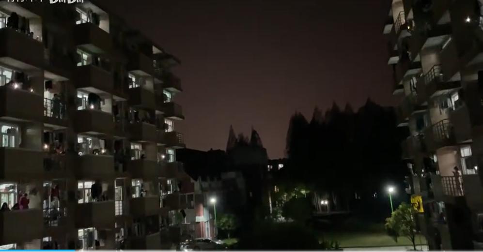 疫情里的大学校园：院长骑三轮车送饭，辣味零食成”硬通货“，上厕所要排号