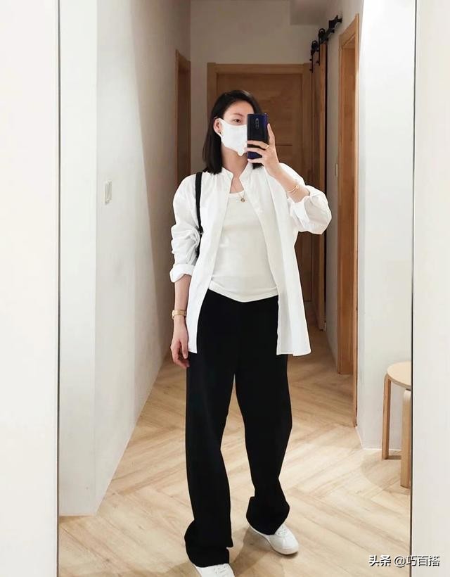 白t恤衫配什么类型的黑裤子好看,大版白t恤怎么搭配时尚感